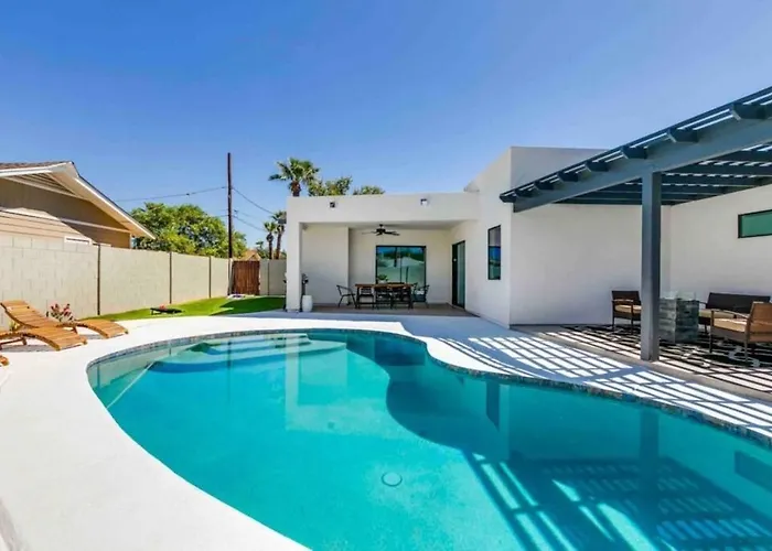 Luxurious Old Town Remodel W Heated Pool Holiday home Scottsdale