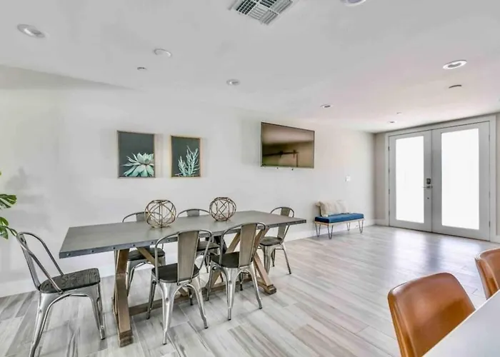 Luxurious Old Town Remodel W Heated Pool Holiday home Scottsdale
