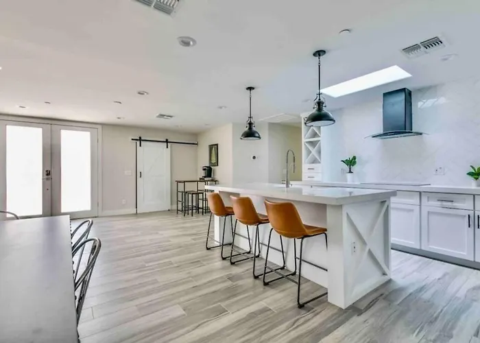 Luxurious Old Town Remodel W Heated Pool *